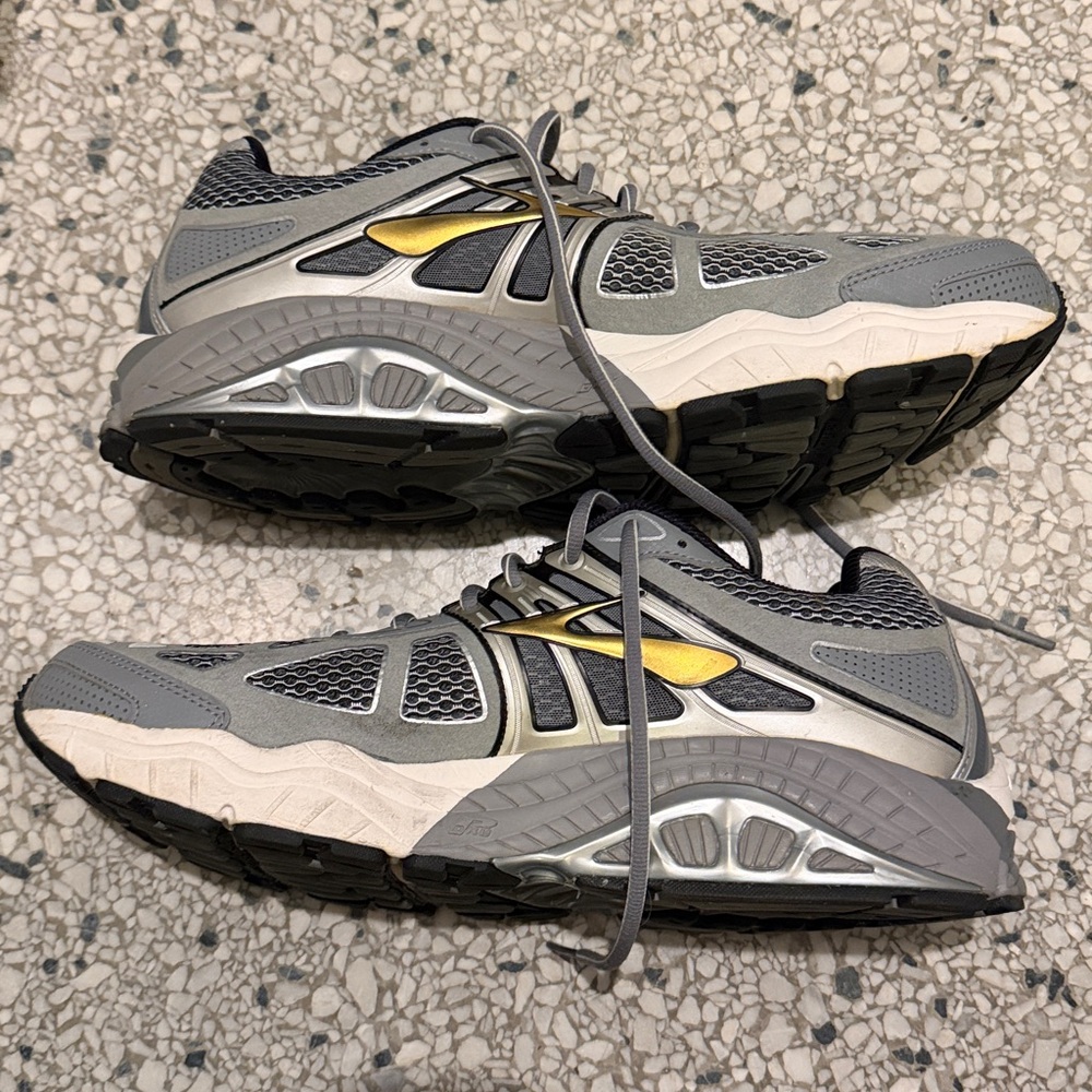 Brooks Beast 4 Gray and Black Running Shoes size 14